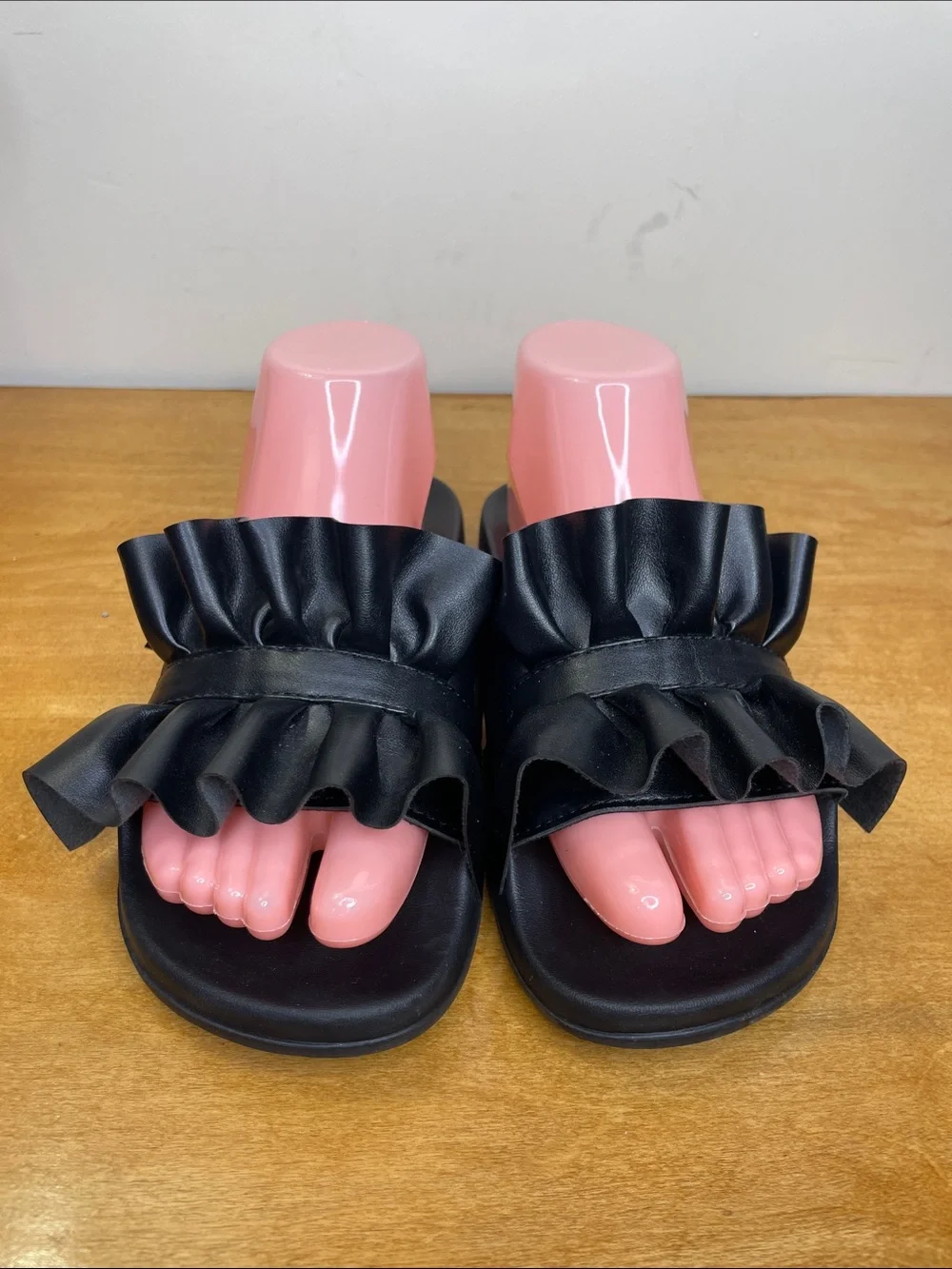 MICHAEL Michael Kors Black Ruffle Slide Sandals. Size 7